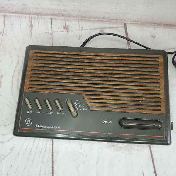 Vintage General Electric Alarm Clock Radio AM/FM (Model 7-4612A). Tested - Picture 2 of 12